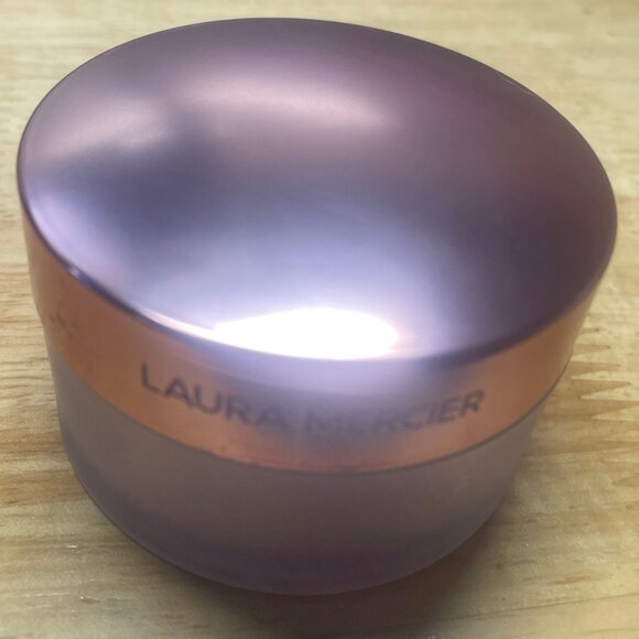 Laura Mercier Translucent Loose Setting Powder Ultra-Blur in Rose - Picture 4 of 5